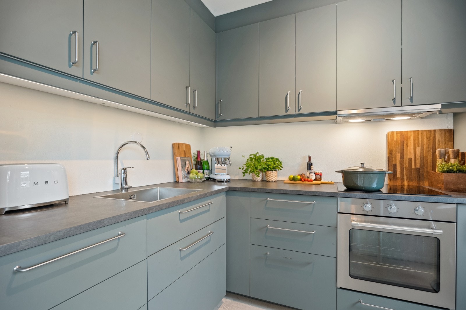 Kjøkkenet fremstår moderne med integrerte hvitevarer som stekeovn, platetopp, oppvaskmaskin og kjøleskap med fryser. Galleribilde