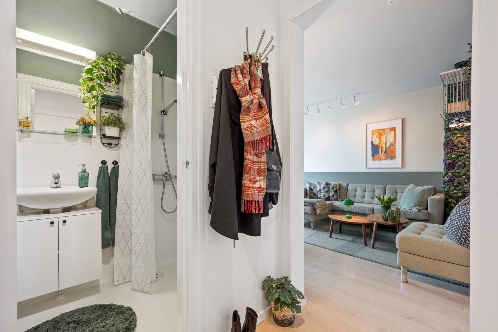 Fra entréen har man inngang til badet. Det er flytende gulv i hele leiligheten. Galleribilde