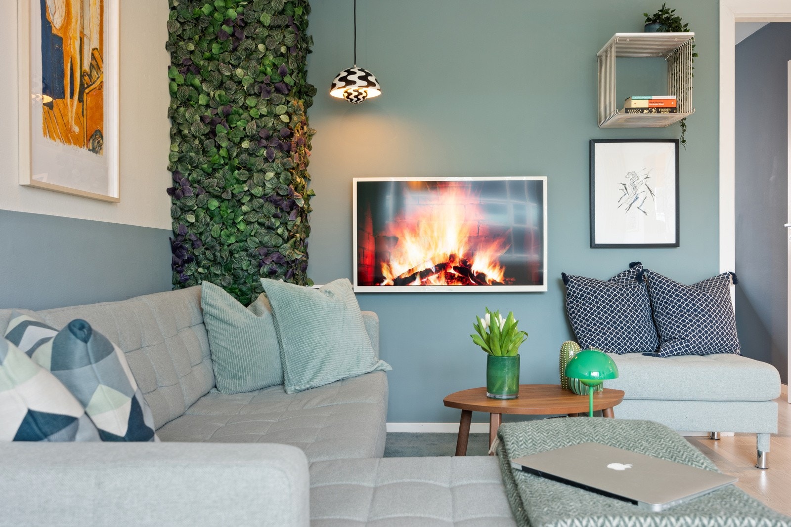 Stuen er malt i moderne farger, som gir deg frihet til å sette ditt eget preg med interiør og møbler. Galleribilde