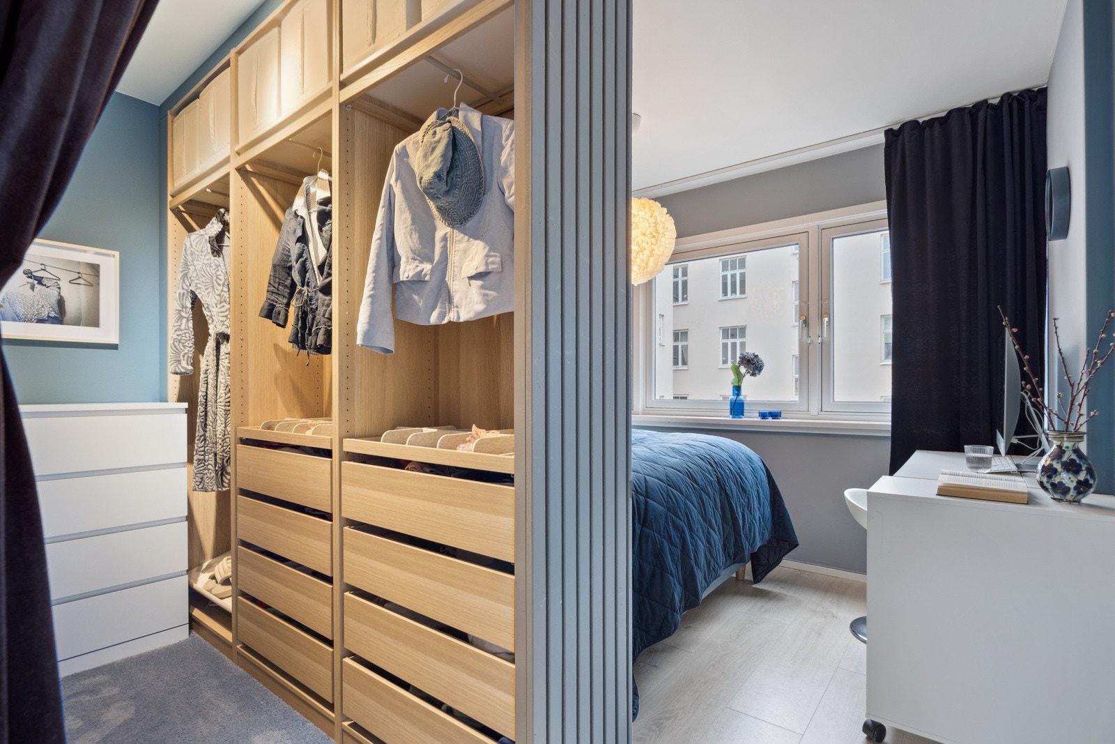 Den smarte garderobeløsningen gir en praktisk adskillelse av soverommet, og maksimerer både plass og funksjonalitet. Galleribilde
