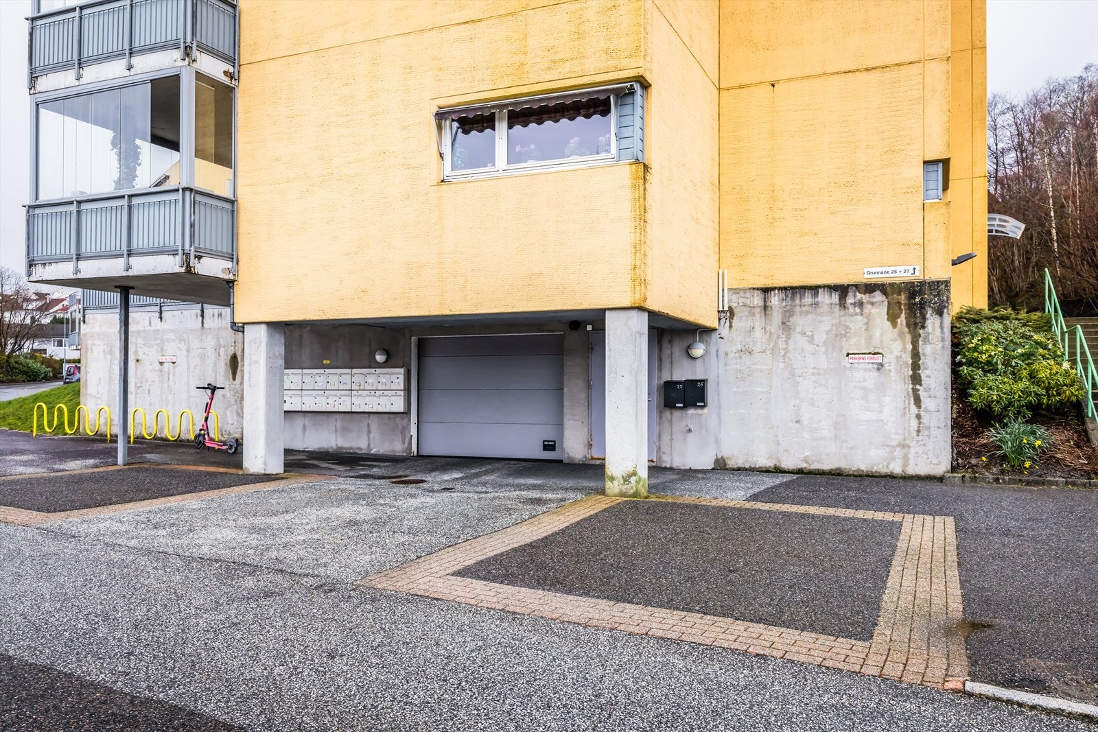 Innkjøring til garasjeanlegget i underetasje. Galleribilde