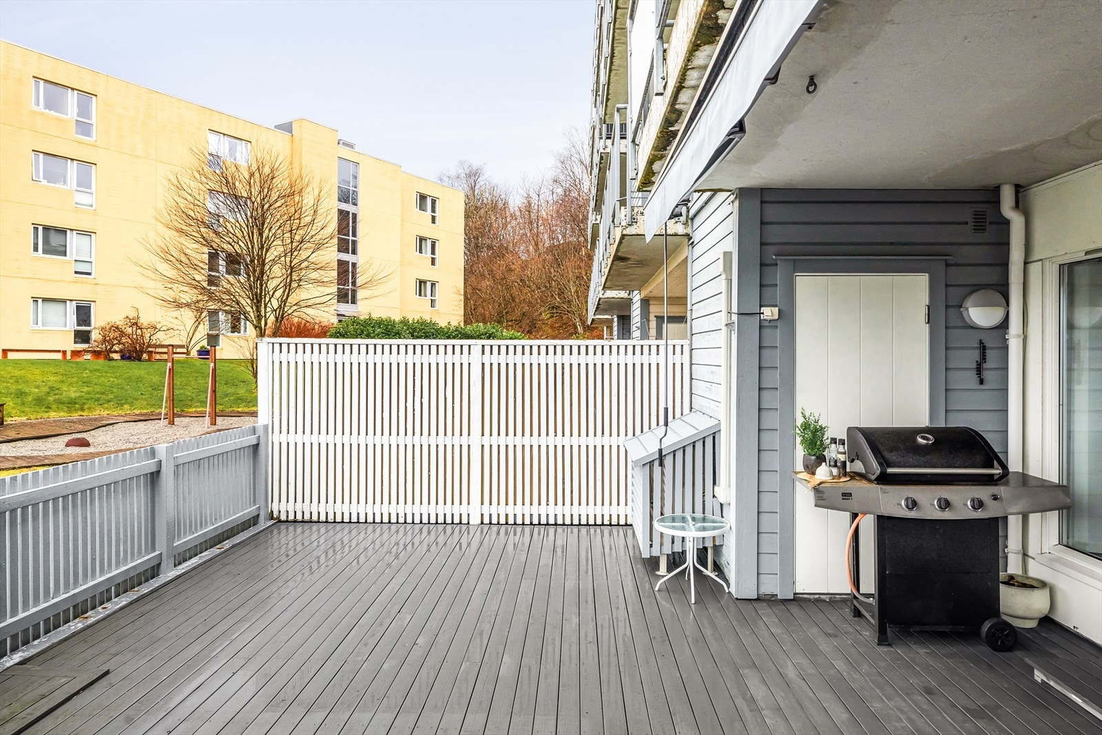 Vestvendt og solrik terrasse. Galleribilde