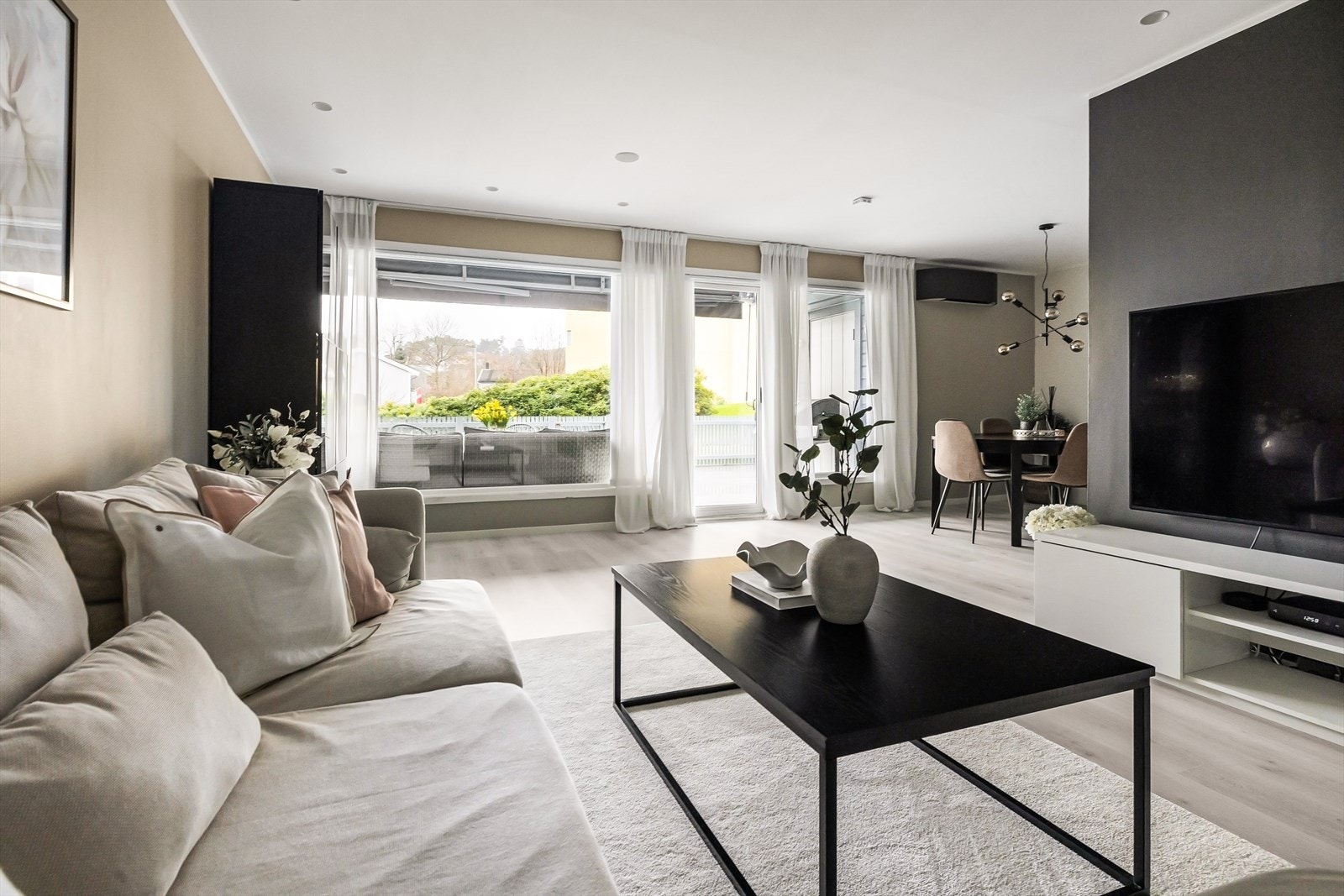 Stuen har en god planløsning med naturlig plass for sofa og tv. Galleribilde