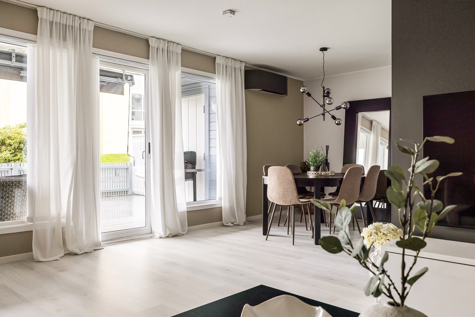 Fra stuen er det altandør ut til terrasse. Galleribilde