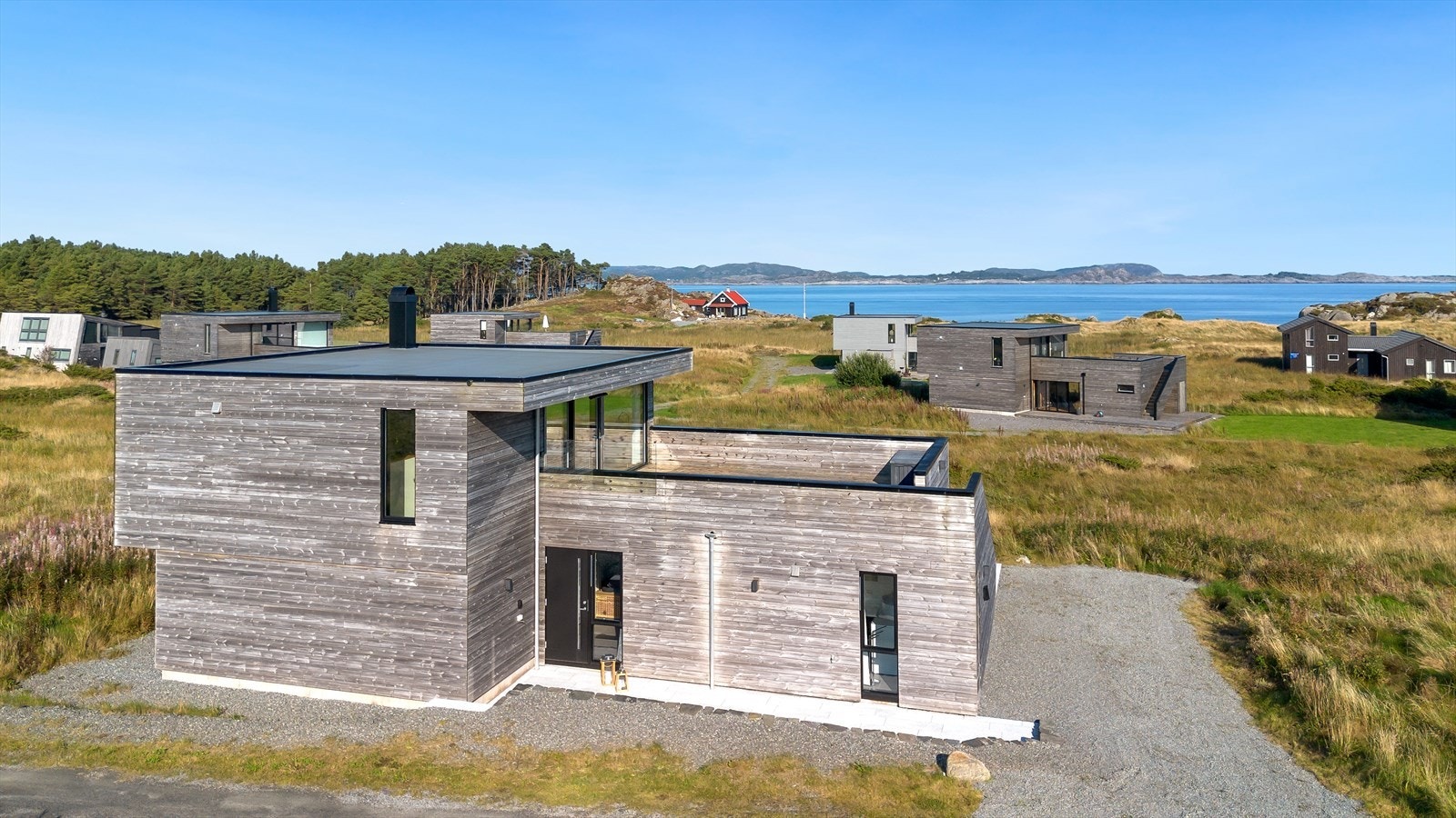 Selger opplyser om at hytten selges med møbler, vaskemaskin, tv og høyttaler i stue. Galleribilde