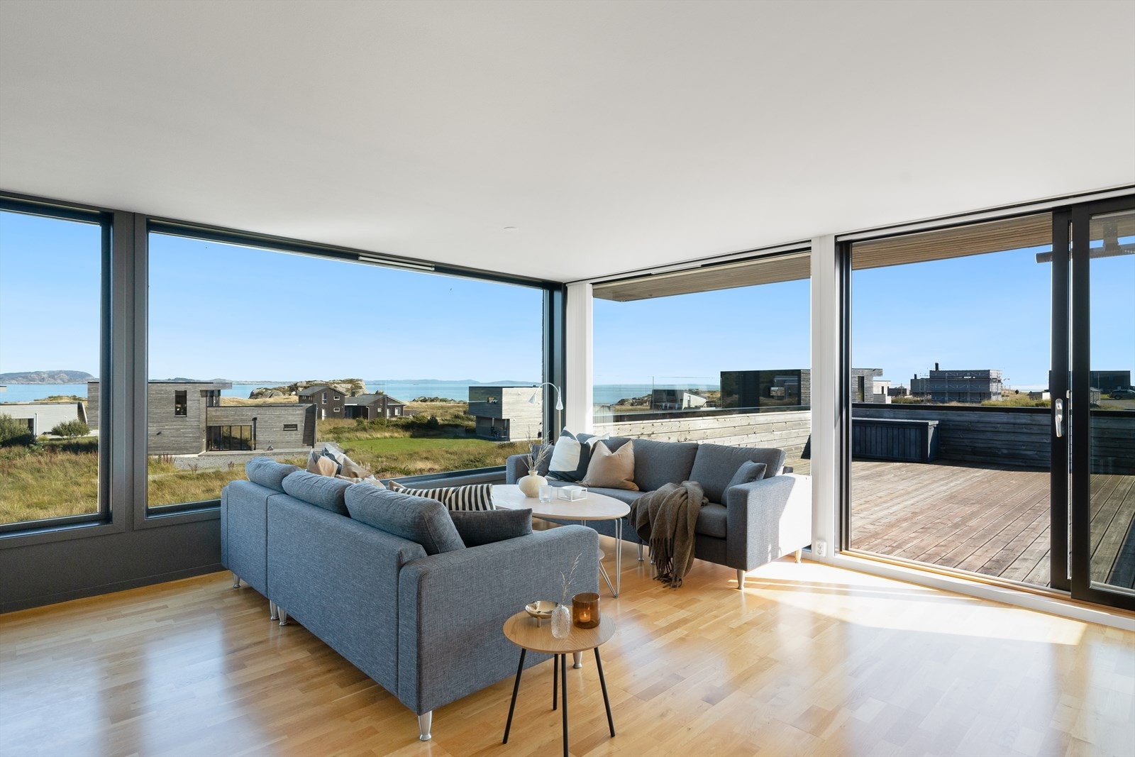 Stuen har utgang til fantastisk takterrasse hvor en har sol fra morgen til kveld og nydelig utsikt. Galleribilde