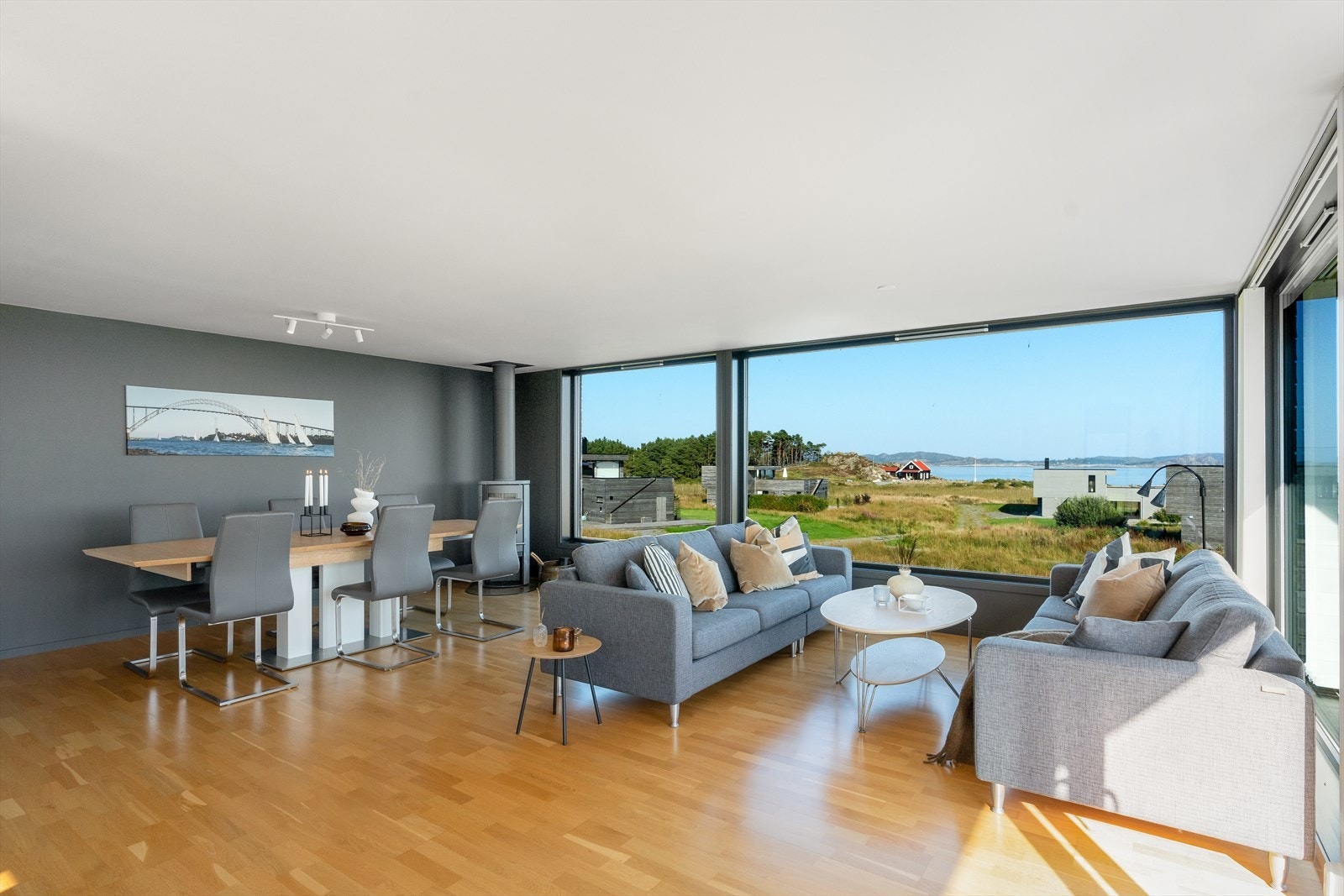 I stuen er det svært god plass til sofagruppe og spisebord. Galleribilde