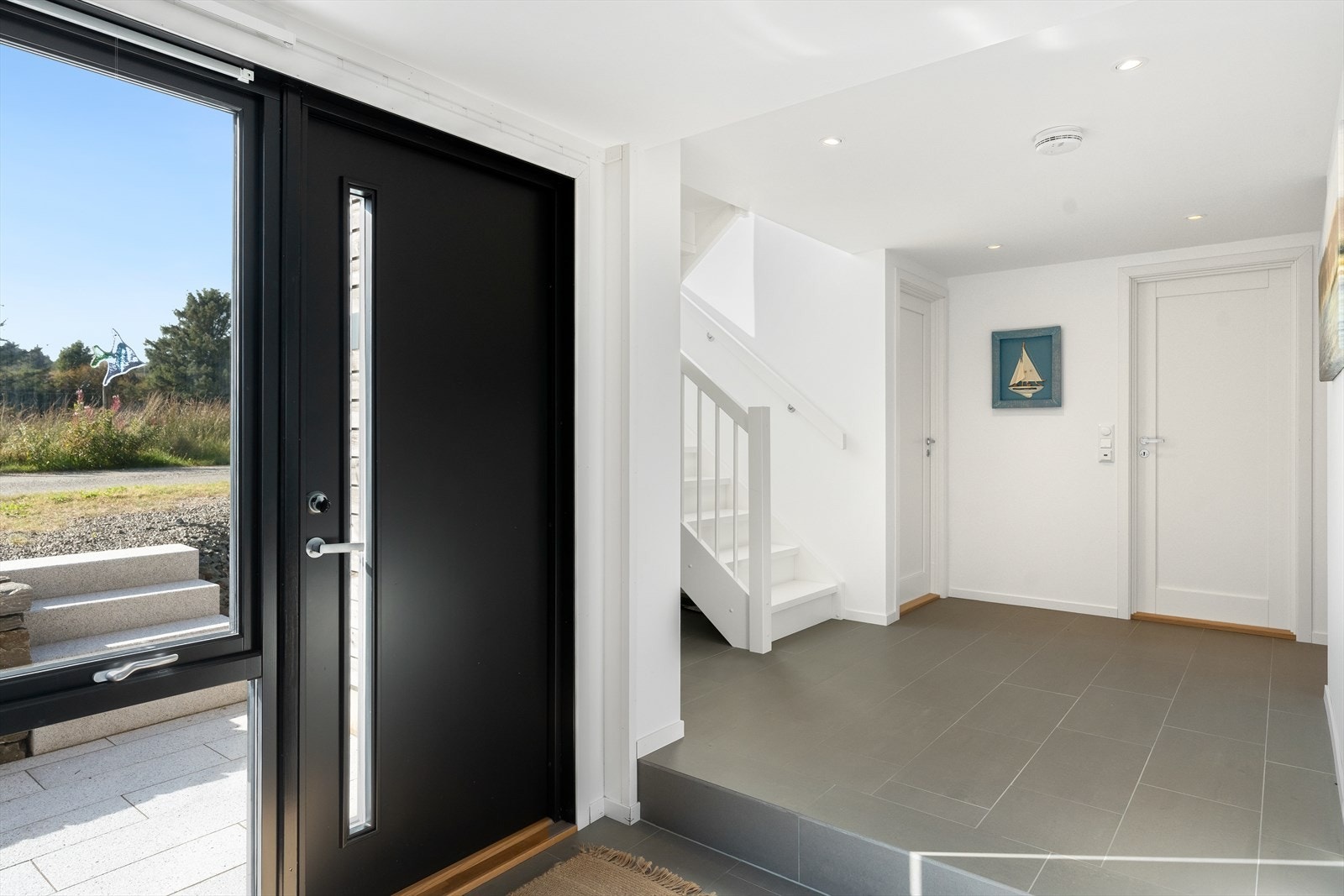 Hytten er innredet over to plan og delt inn i to soner slik at den fungerer veldig godt til å ha familie på besøk. Galleribilde