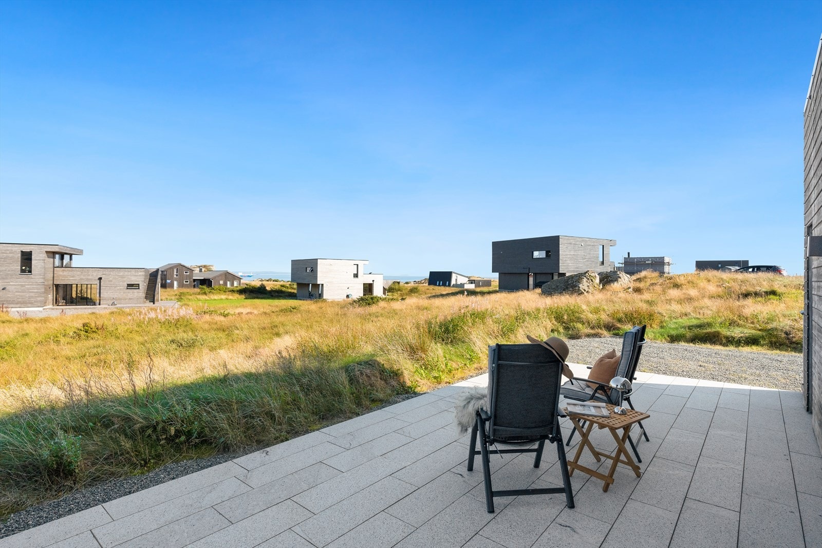 Hytten ligger herlig plassert og har nydelig utsikt mot Karmsundet og innseilingen til Skudeneshavn! Galleribilde