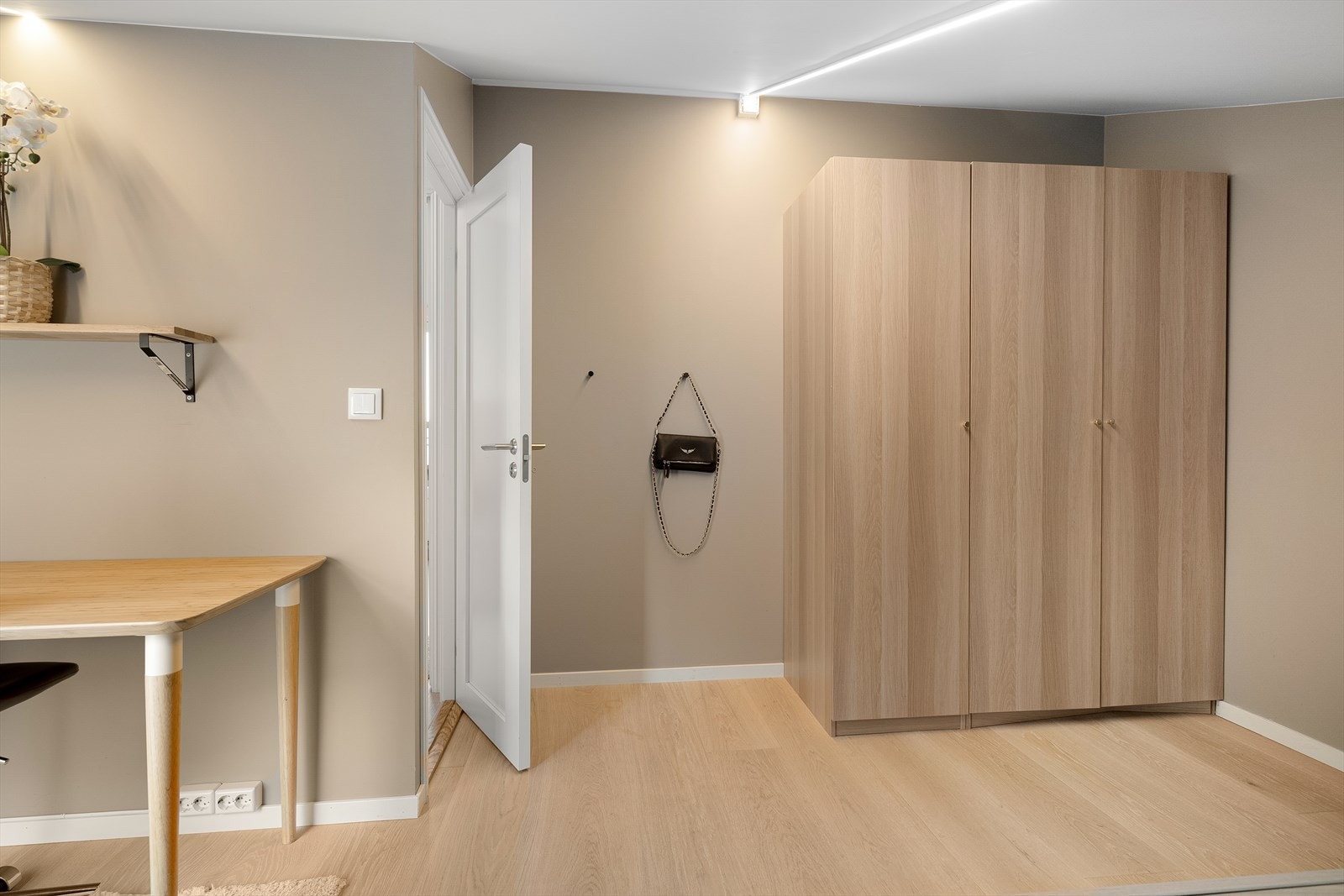 Dette rommet er romslig med god plass til både stort garderobeskap og skrivebord Galleribilde