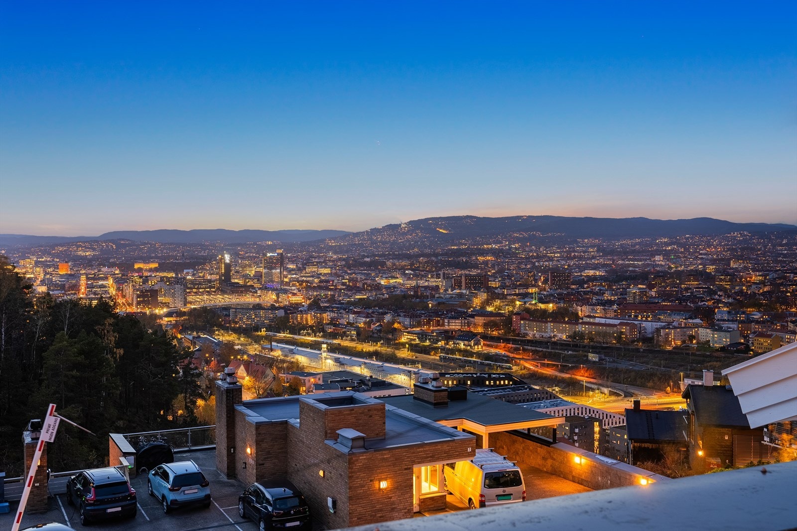 Med sin høytliggende beliggenhet byr boligen på optimale solforhold og en spektakulær panoramautsikt over Oslo Galleribilde