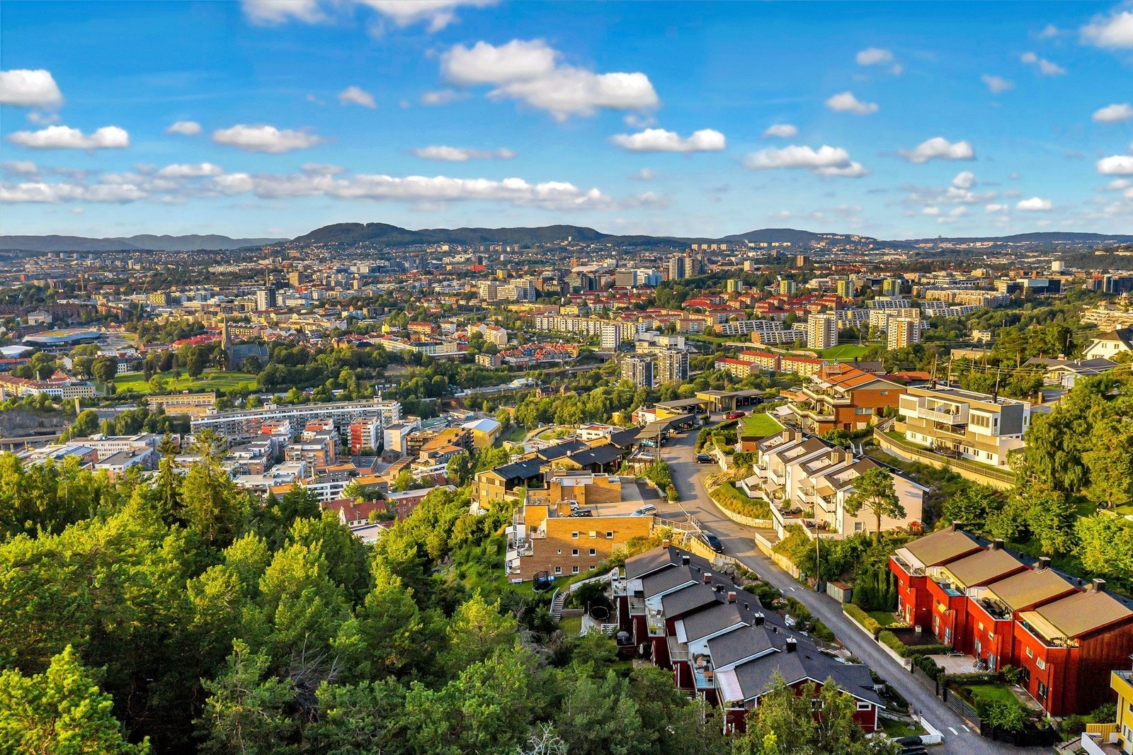 Her bor du i et veletablert og populært område, med kort vei til skoler, barnehager, kollektivtransport og et bredt utvalg av servicetilbud og fritidsaktiviteter. Samtidig er det kun 10 minutter med sykkel til Oslo sentrum Galleribilde