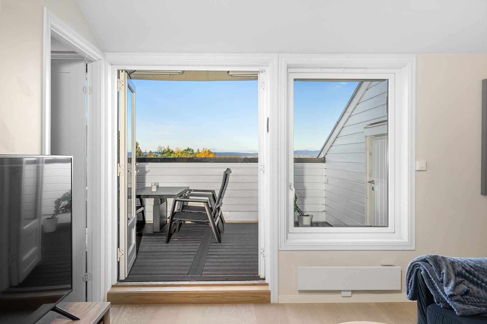 Fra loftstuen er det adgang ut til den herlige takterrassen på hele 12 kvm Galleribilde
