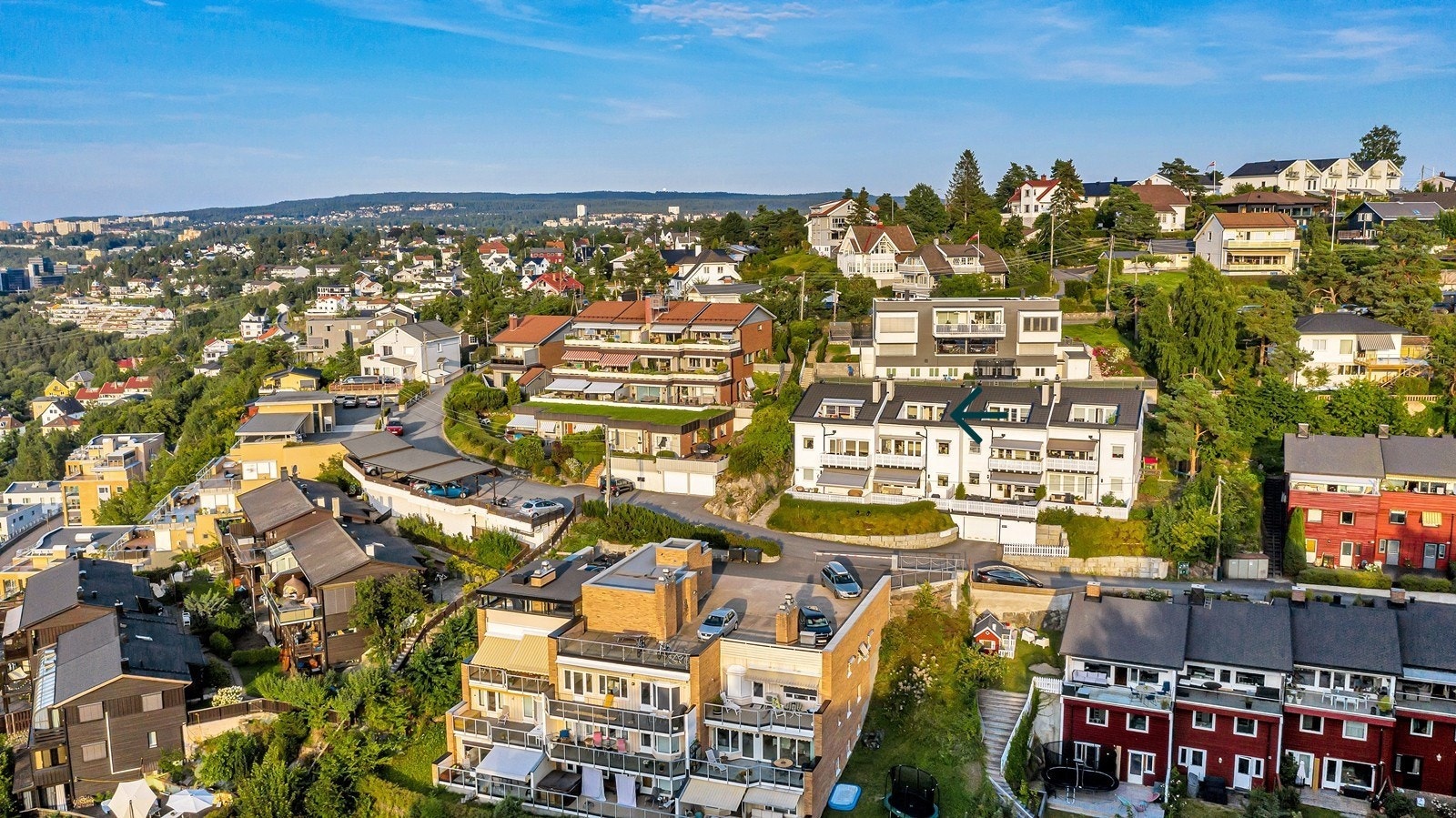 Boligen ligger i en blindvei på Ekeberg, helt skjermet for gjennomgangstrafikk Galleribilde