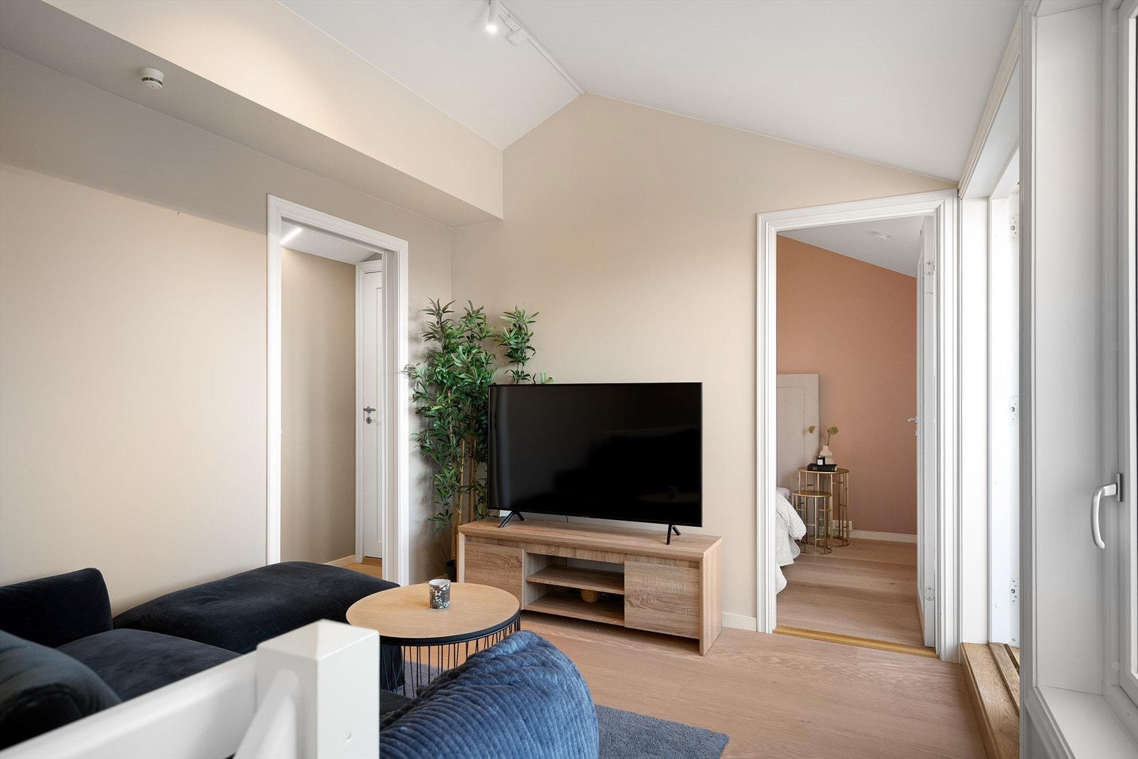 Loftstue med inngang til 2 romslige soverom Galleribilde