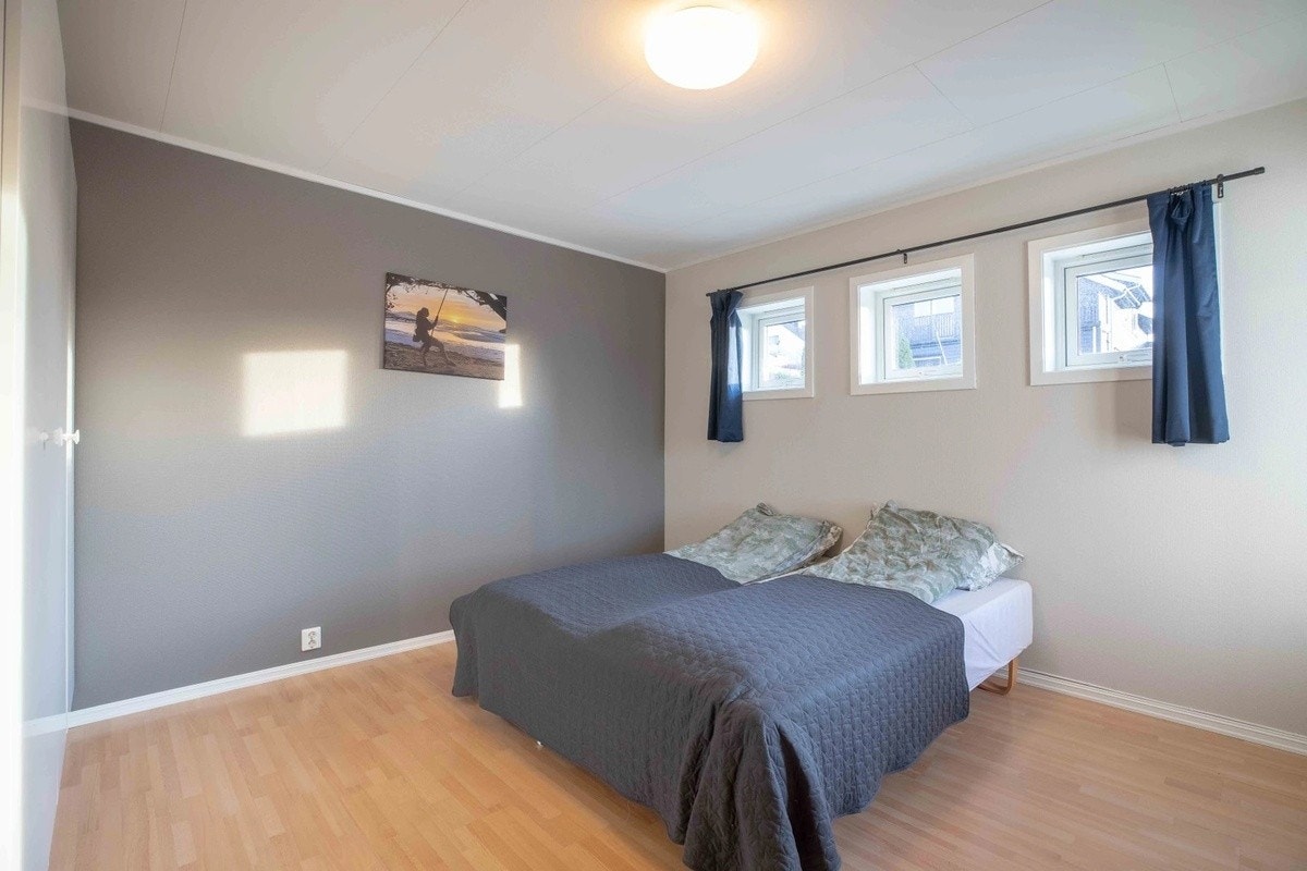 Stort soverom på ca 12 kvm med flere åpningsvinduer og stort klesskap. Galleribilde