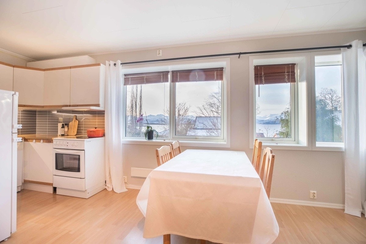 Utsikt til Moldepanoramaet fra stue/kjøkken. Galleribilde