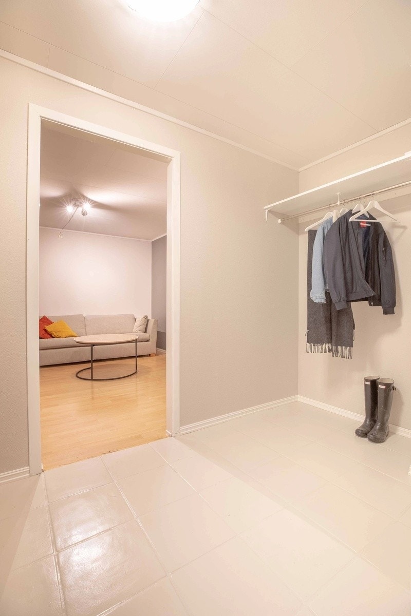 Romslig og lys gang. Galleribilde