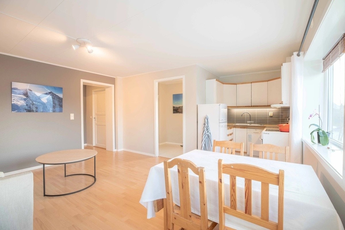 Åpen løsning mellom kjøkken, stue og gang Galleribilde