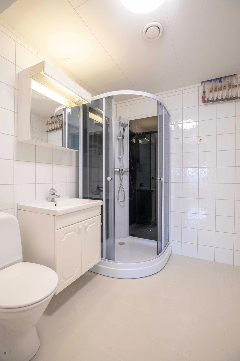 Bad på ca 4 kvm med dusjkabinett. Det er mulighet for tilkobling til vaskemaskin på badet. Galleribilde