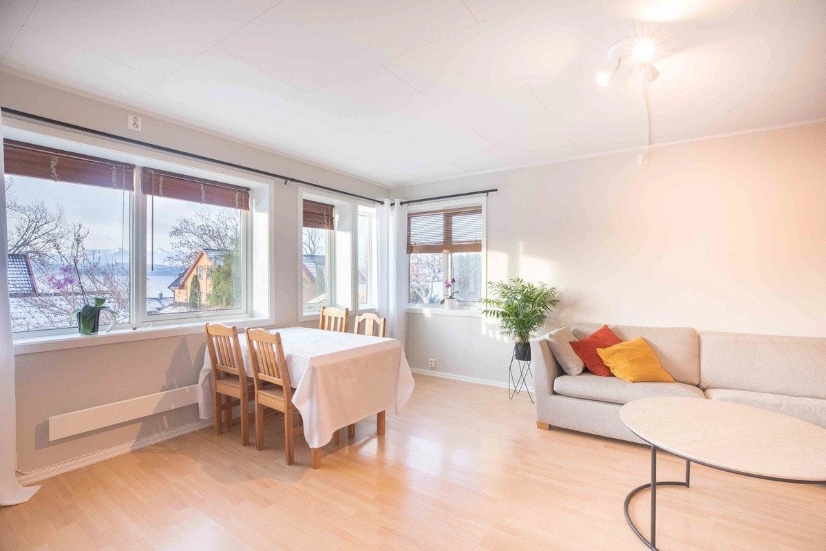 Gode dagslysforhold på stue og kjøkken Galleribilde