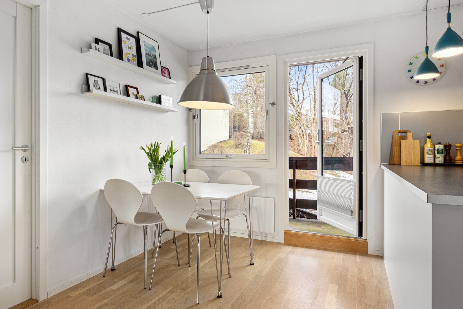 Ved kjøkkenvinduet er det god plass til frokostbord. Balkongen er også et hyggelig sted å nyte små måltider. Galleribilde