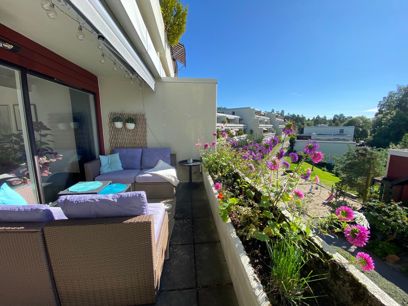 Terrassen utenfor stuen ligger sydvestvendt og har utmerkede solforhold. Sommerstid er terrassen en solfylt oase (selgers egne bilde). Galleribilde