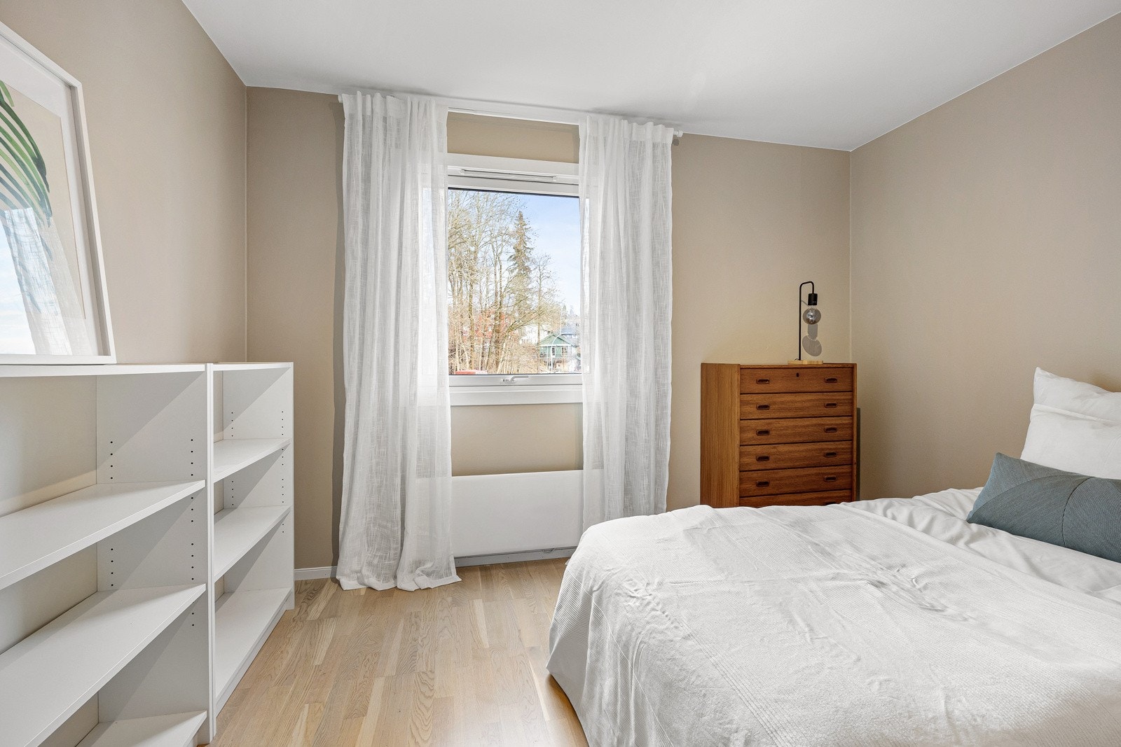 Rommene har gode vindusflater og ligger skjermet for innsyn. Galleribilde