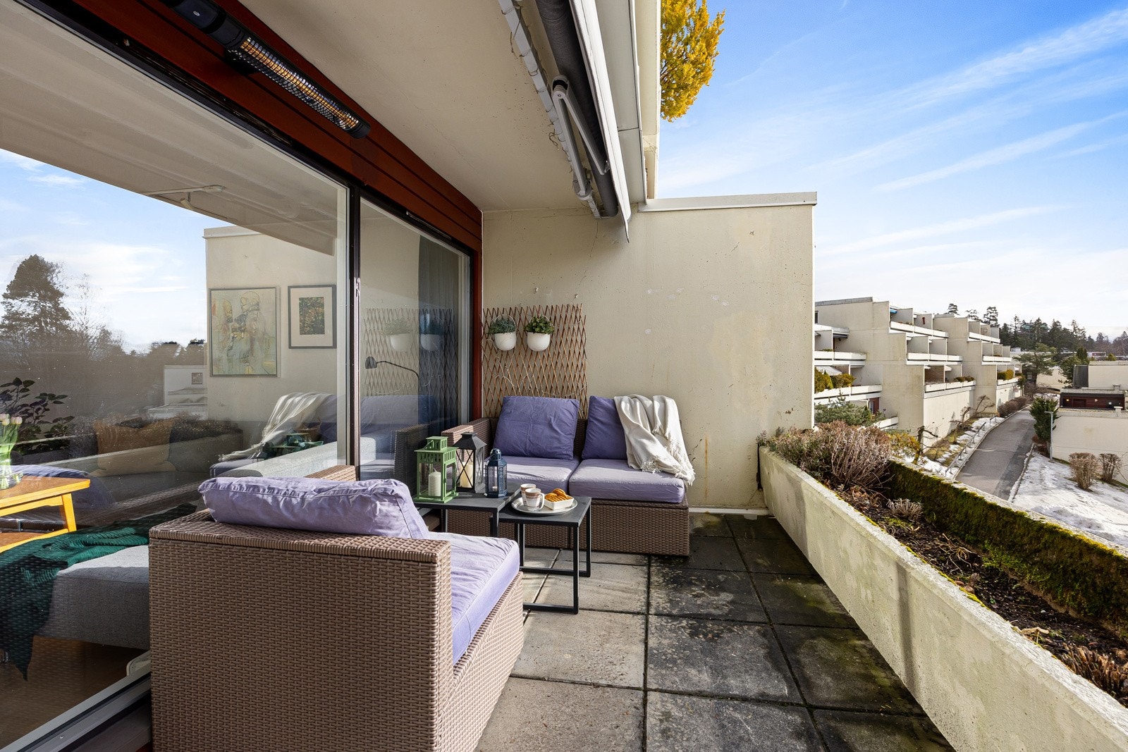 Den sydvestvendte terrassen har overbygg innerst, elektrisk markise og levegger på sidene. Det er god plass for grill. Galleribilde