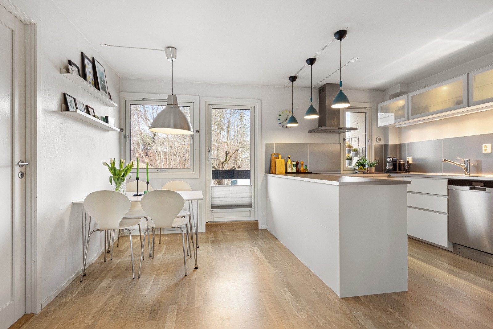 Kjøkkenet har innredning fra 2014, utgang til frokostbalkong og god plass til spisebord. Galleribilde