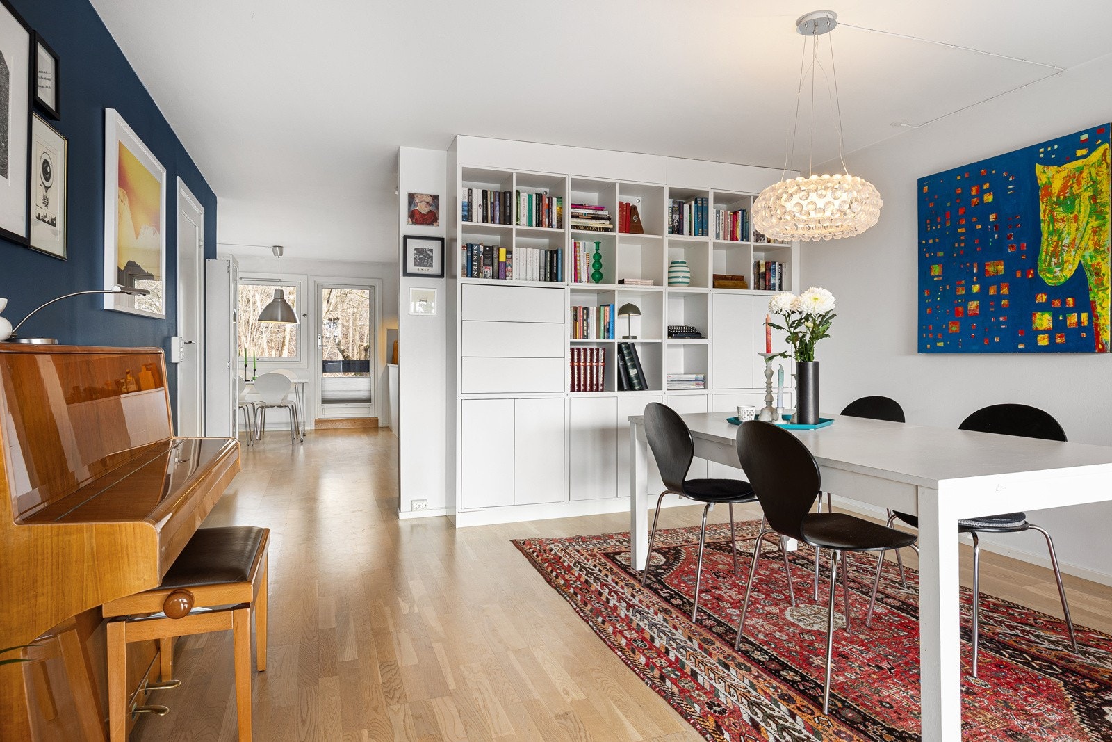Stuen ligger åpen mot entreen og har god kontakt med kjøkkensonen på andre siden. Galleribilde