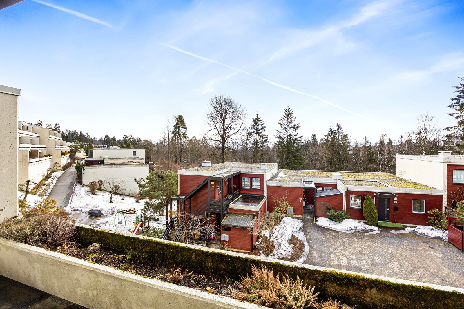 Rett nedenfor borettslaget er det idylliske turstier langs Lysakerelven. Galleribilde