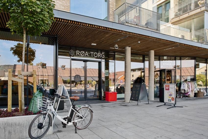 Nyere Røa Torg med mange butikker. Galleribilde