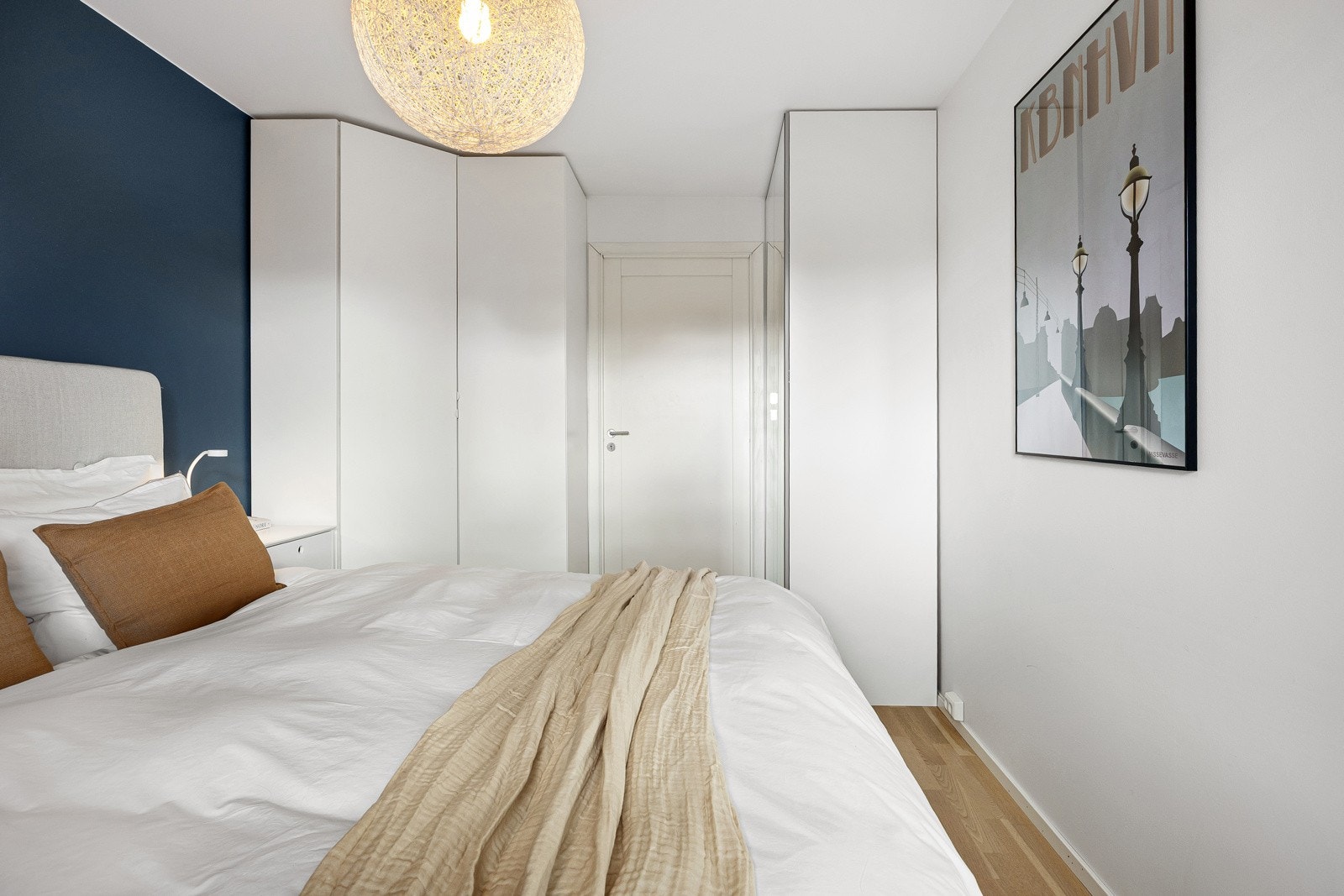Fra soverommet er det adkomst til en romslig bod/garderobe og videre til eget bad. Galleribilde