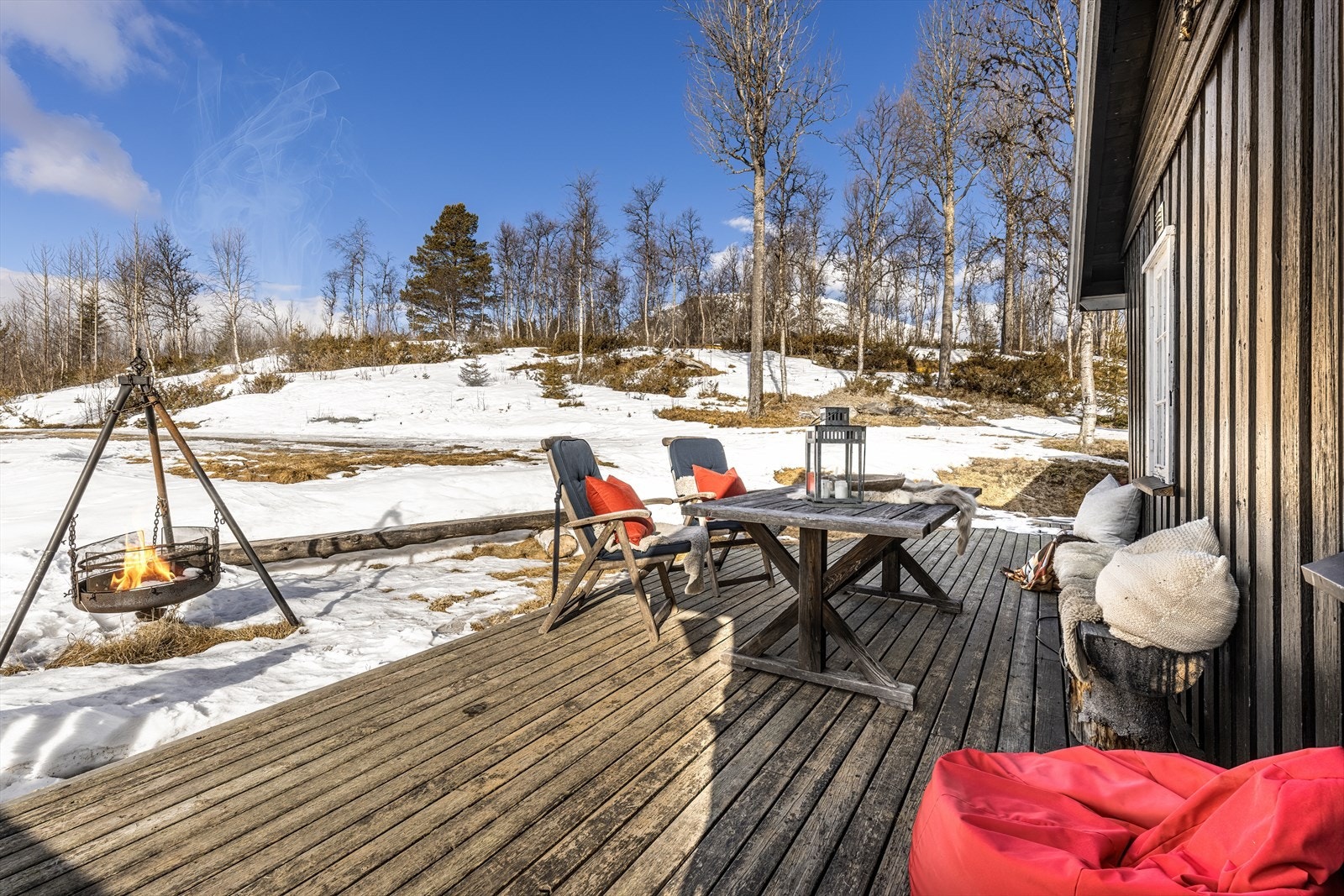 Solrik markterrasse med flott fjellutsikt. Galleribilde
