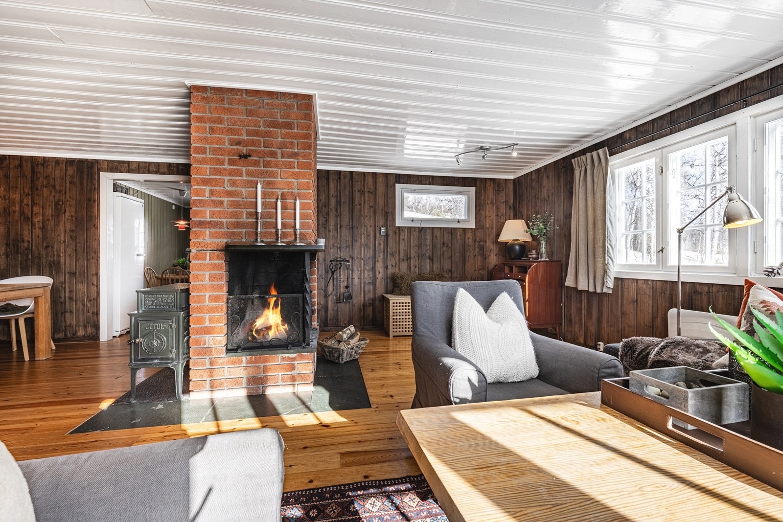 Her kan man nyte roen i fjellheimen foran den hyggelige peisen på kalde dager! Galleribilde