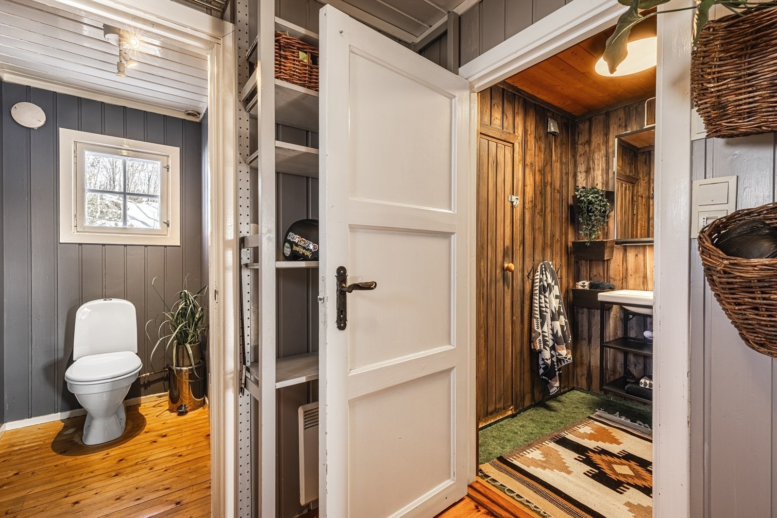 Separat toalett og inngang til baderom. Galleribilde