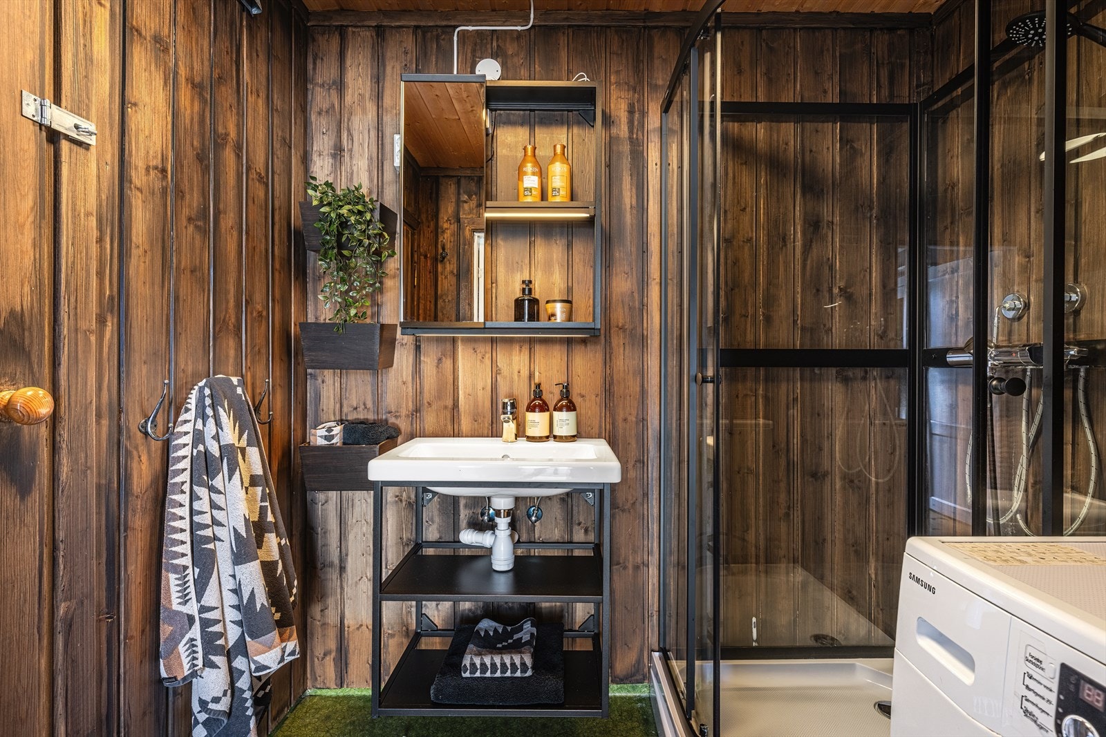 Baderom med opplegg for vaskemaskin. Galleribilde