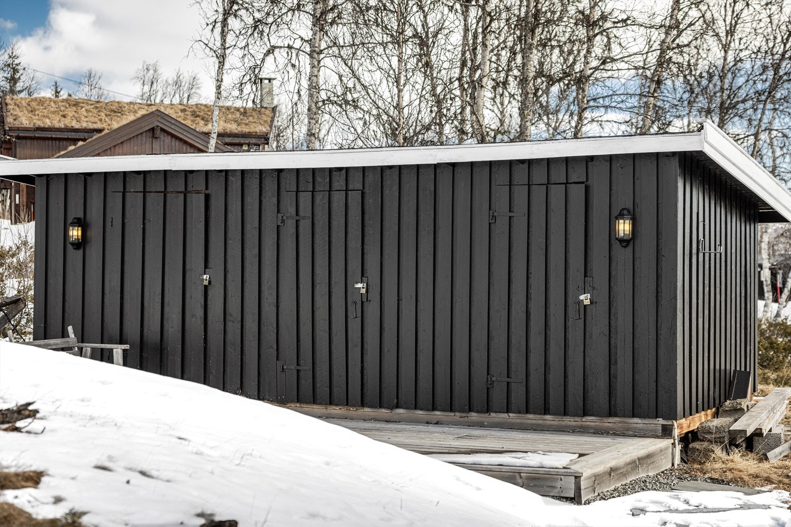 Uthus med bodplass. Galleribilde