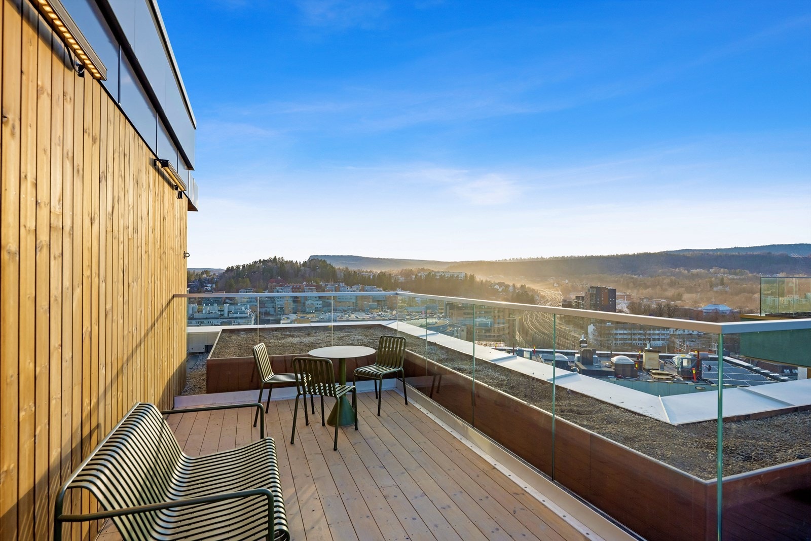 Pent opparbeidet fellesarealer med beplantning, sitteplasser og takterrasse med utsikt over hele nabolaget Galleribilde