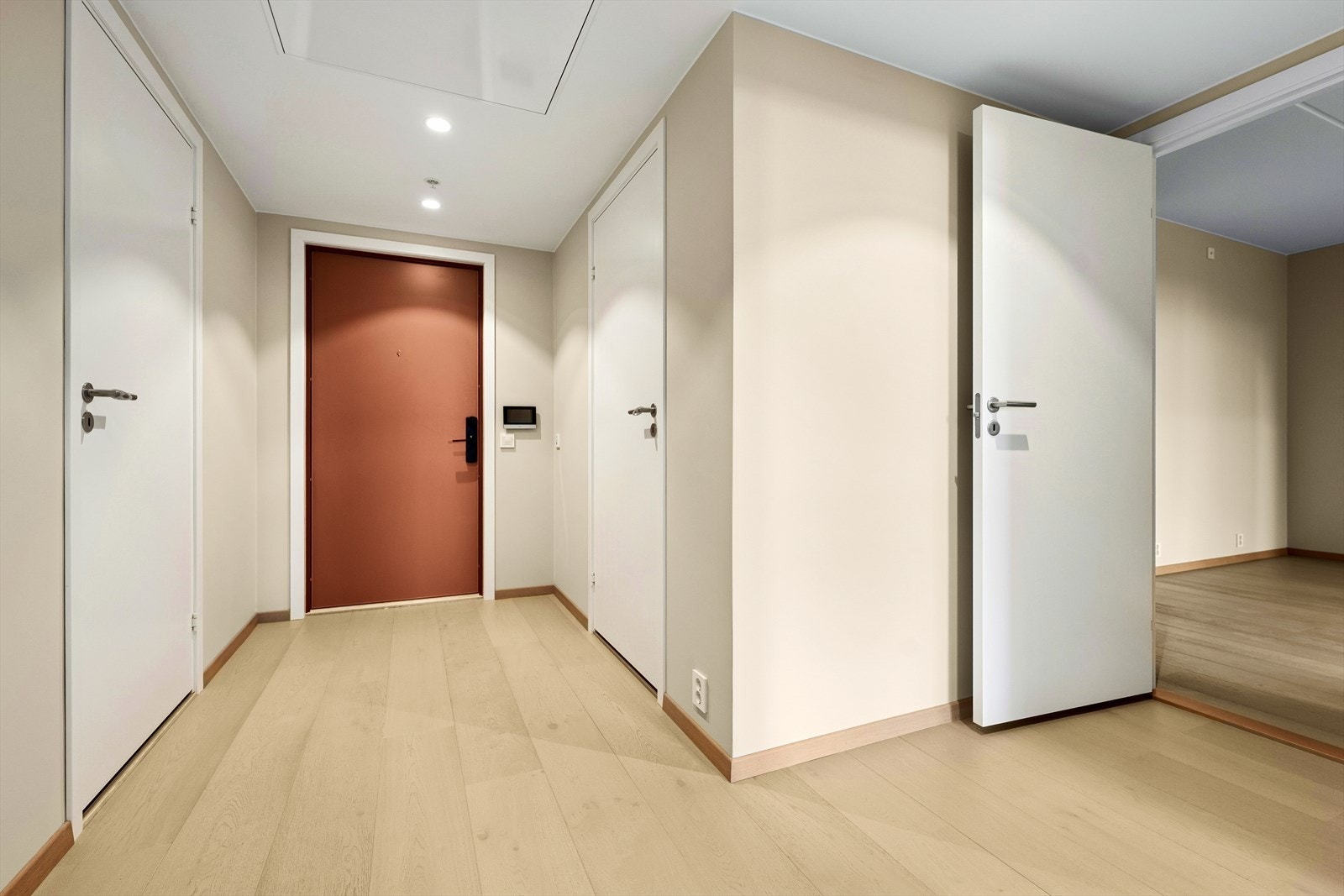 Fra entrèèn er det videre adkomst til en praktisk innvendig bod som kan være walk in garderobe. Videocalling er også praktisk. Galleribilde