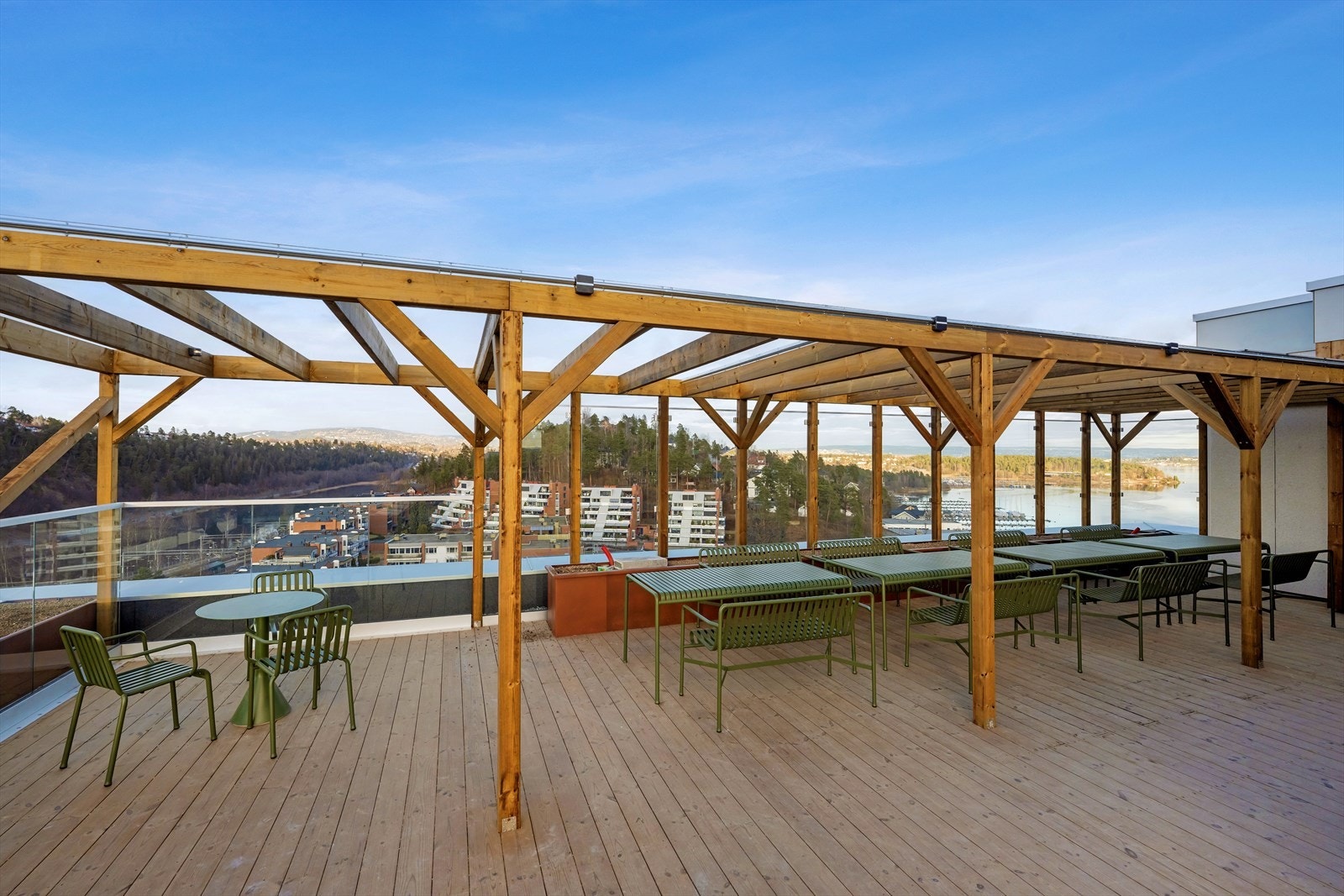 Bygg D har en flott takterrasse kun få etasjer opp med vidstrakt utsikt - Pergola med sittegrupper. Galleribilde