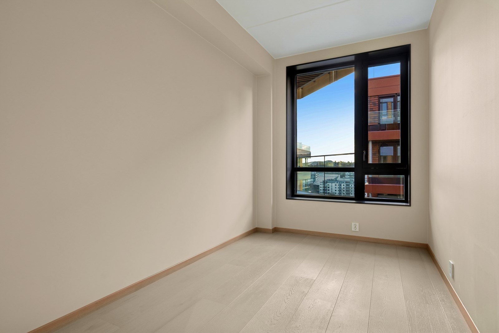 Soverom 2 egner seg ypperlig som barnerom/gjesterom eller kontor. Tilsvarende flotte vindusflater og en-stavs eikeparkett. Galleribilde