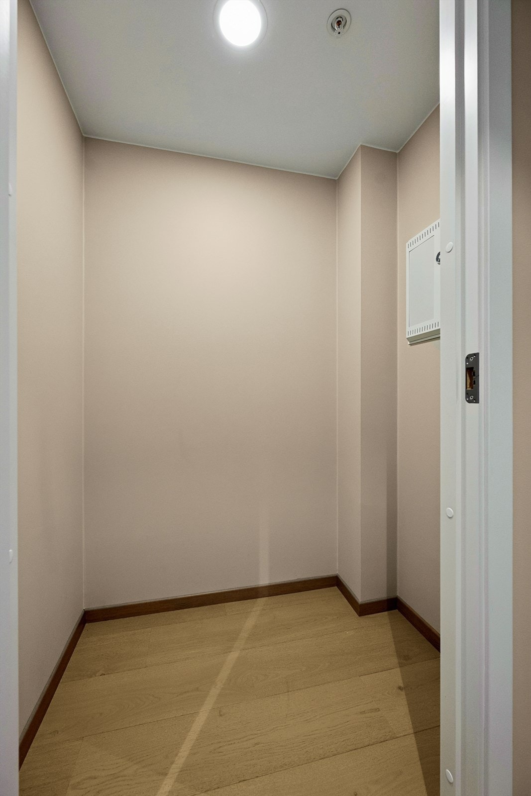 Praktisk bod/alt. walk in garderobe på 6m². Galleribilde