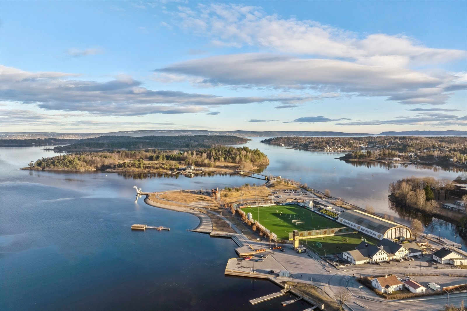 Langs stranda slynger den asfalterte kyststien seg rundt området ut til Kalvøybrua. Galleribilde