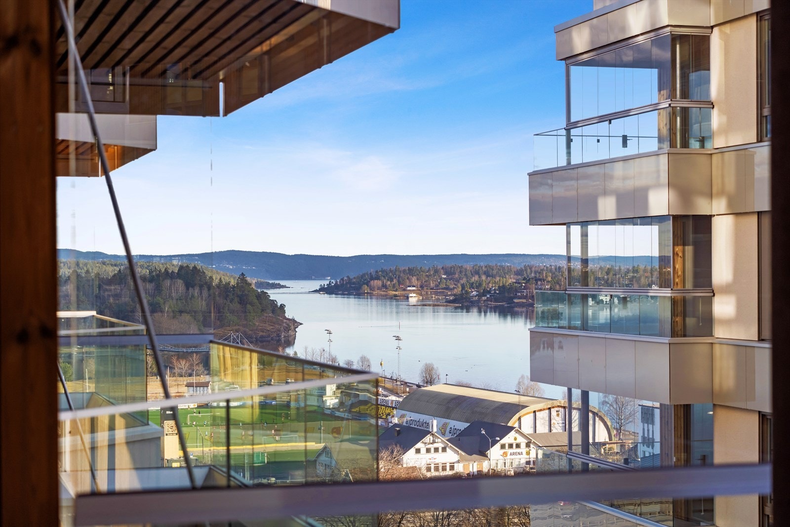 Utsikt fra leiligheten hvor man ser innseilingen til Sandvika Galleribilde