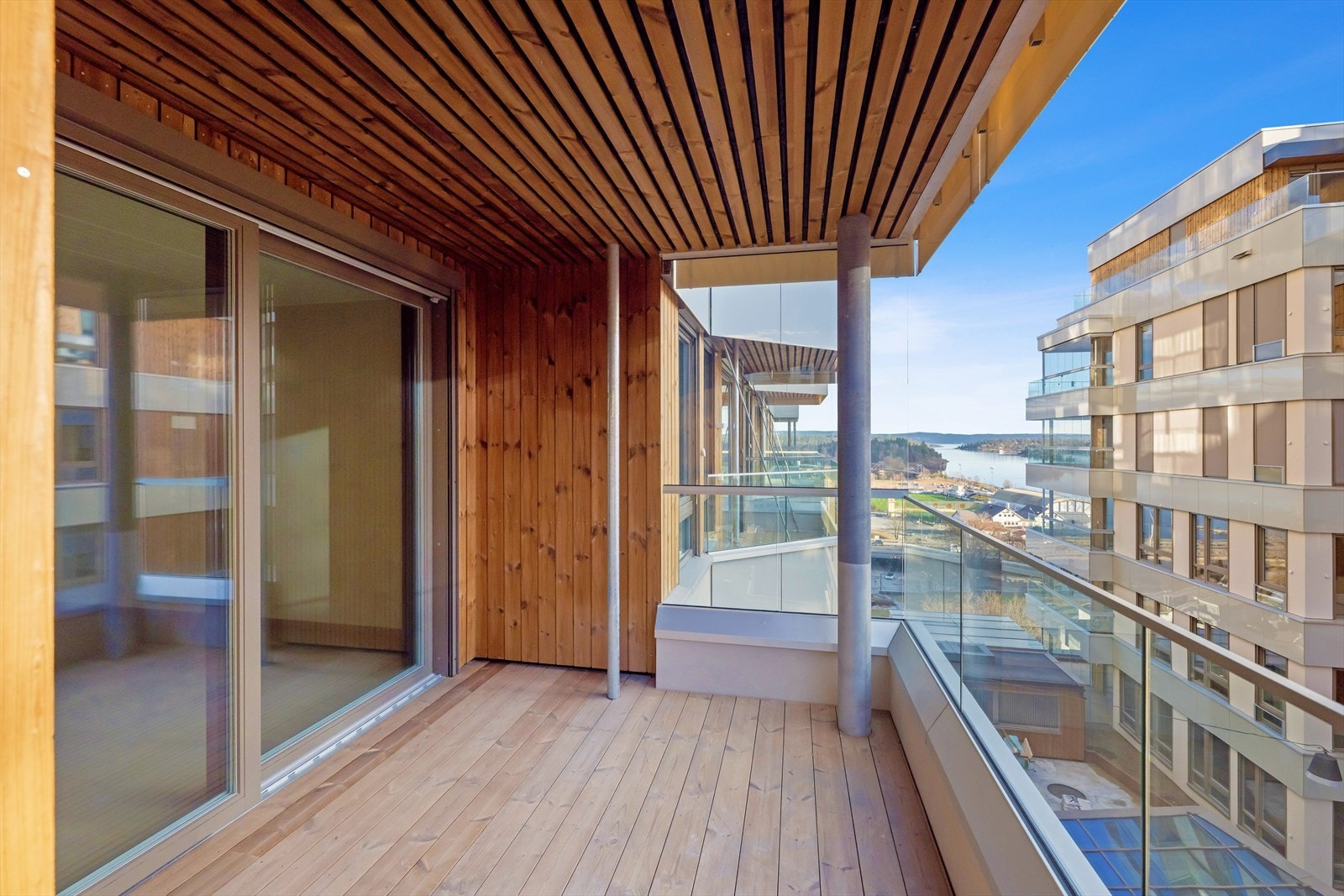 Fra stuen har du direkte tilgang til en solrik sydvestvendt balkong på 10 m². Den romslige balkongen har god plass til både loungesett, beplantning, grill og gjester. Galleribilde
