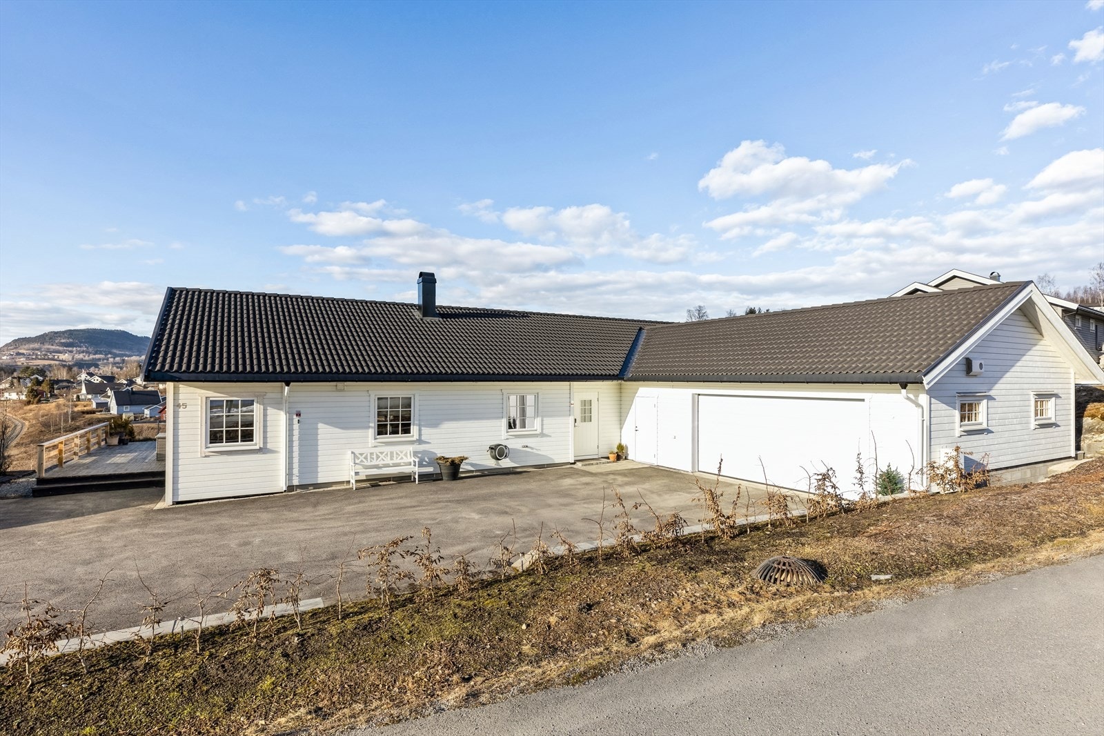 Velstelt og pent opparbeidet uteområde Galleribilde