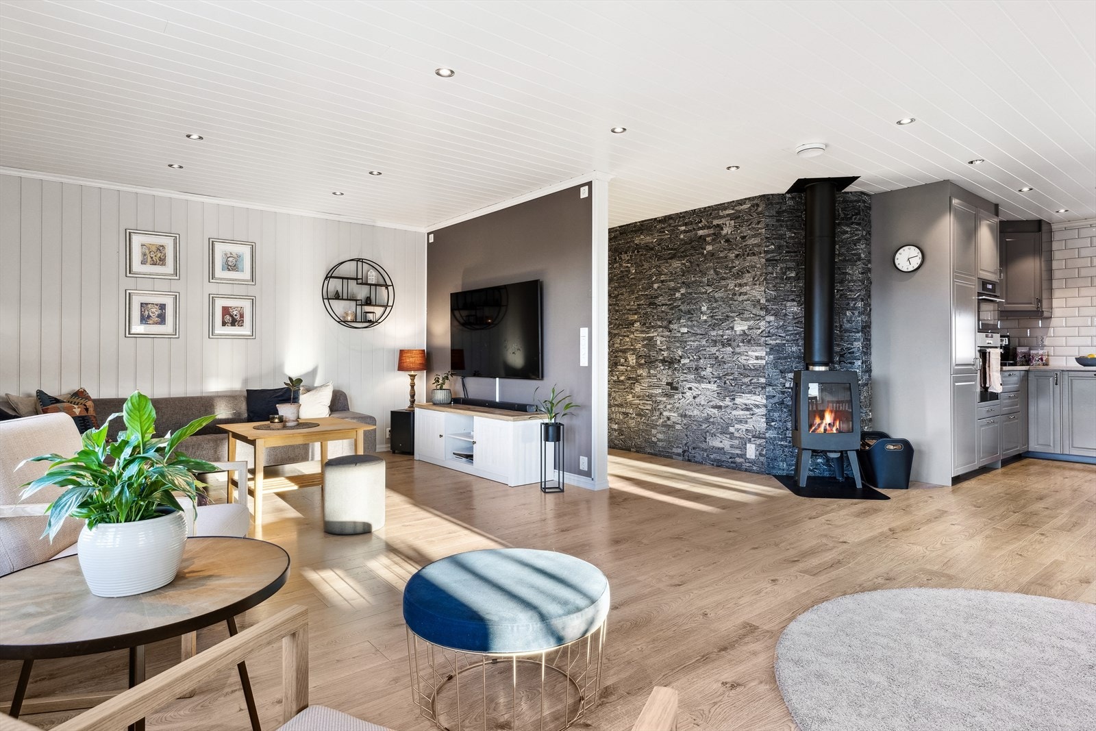Romslig og lys stue Galleribilde