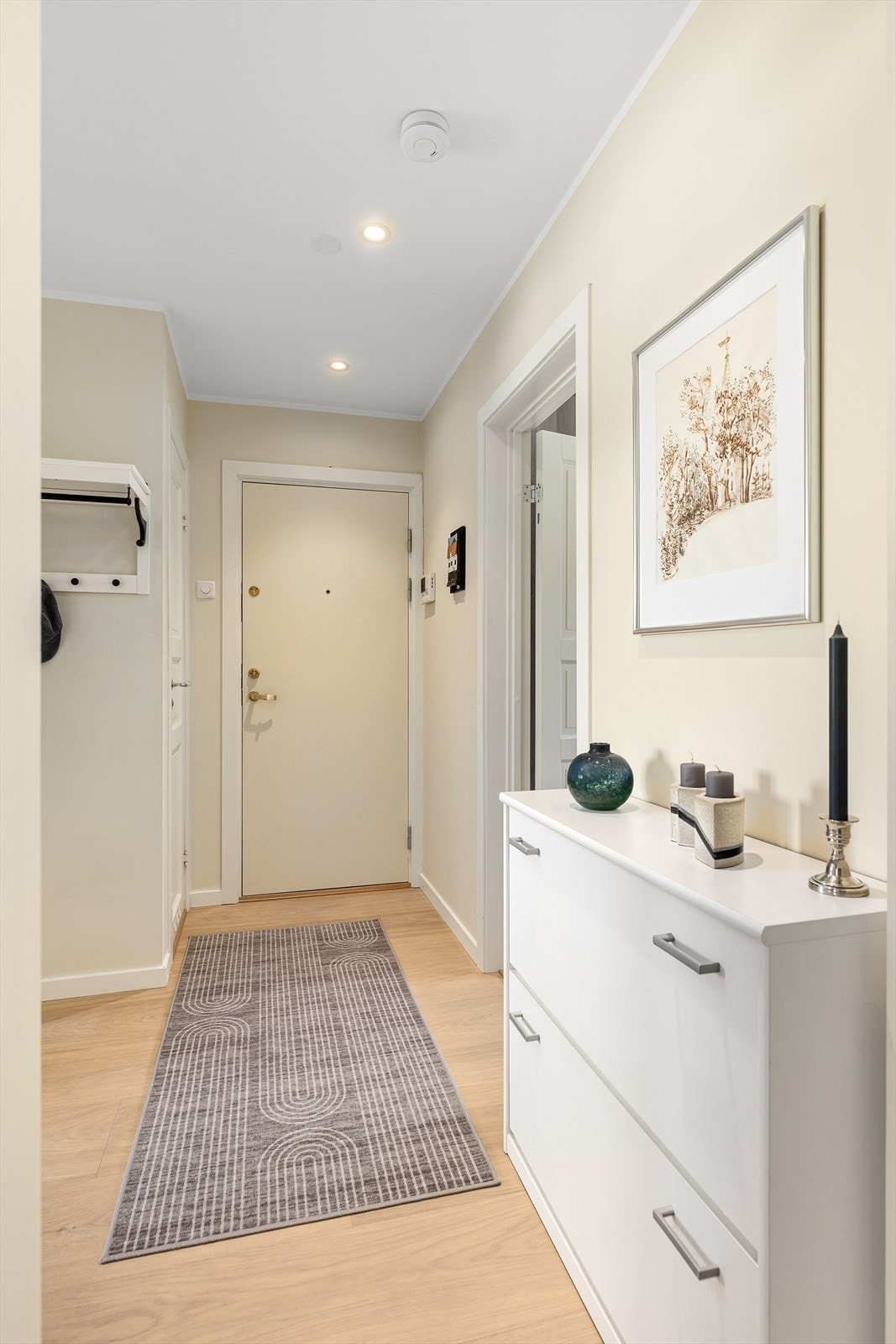 En lys og innbydende entré med god plass til garderobeskap, sko og oppheng av yttertøy Galleribilde